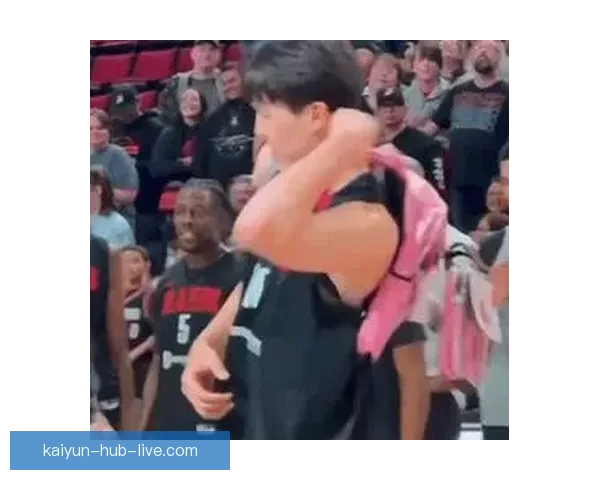 杨瀚森女友晒情侣同款粉色卫衣互动甜蜜 网友纷纷围观热议