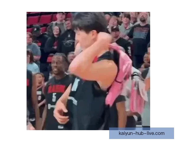 杨瀚森女友晒情侣同款粉色卫衣互动甜蜜 网友纷纷围观热议